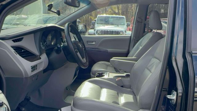 2017 Toyota Sienna XLE Premium AWD 7-Passenger (Natl)