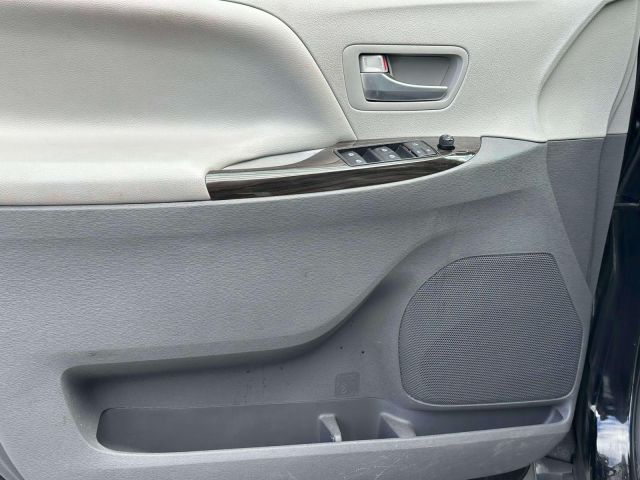 2017 Toyota Sienna XLE Premium AWD 7-Passenger (Natl)