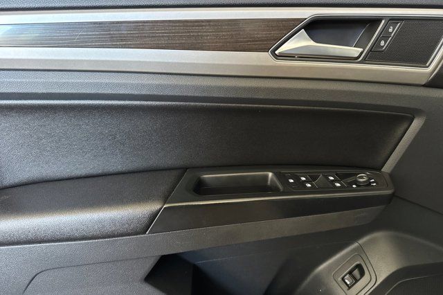 2018 Volkswagen Atlas 3.6L V6 SE w/Technology Pre-Owned 2018 Volkswagen Atlas 3.6L V6 SE w/Technology Pre-Owned