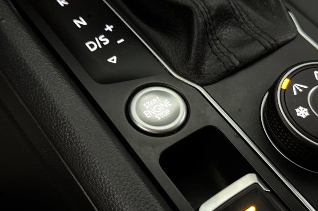 2018 Volkswagen Atlas 3.6L V6 SE w/Technology Pre-Owned 2018 Volkswagen Atlas 3.6L V6 SE w/Technology Pre-Owned