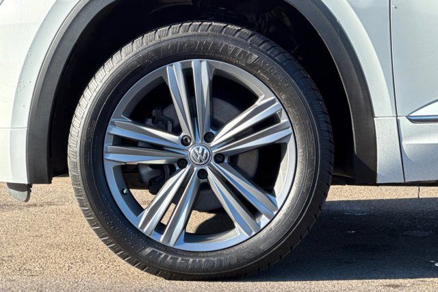 2018 Volkswagen Atlas 3.6L V6 SE w/Technology Pre-Owned 2018 Volkswagen Atlas 3.6L V6 SE w/Technology Pre-Owned