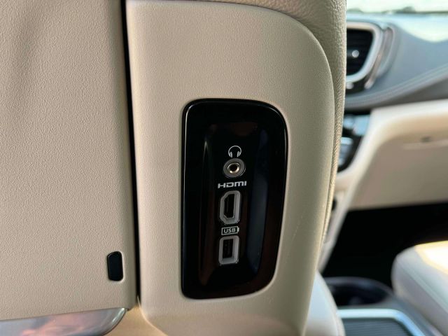 2021 Chrysler Pacifica Hybrid Touring L FWD