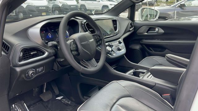 2022 Chrysler Pacifica Hybrid Limited FWD