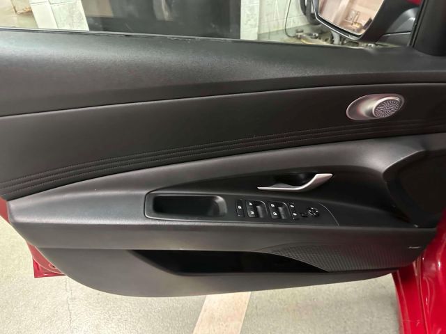2022 Hyundai Elantra Limited IVT