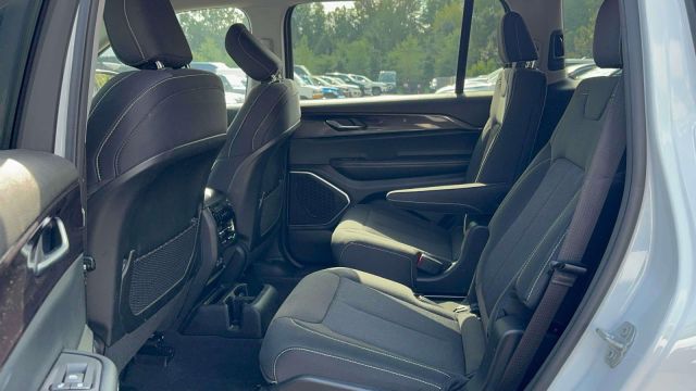 2022 Jeep Grand Cherokee L Laredo 4x4