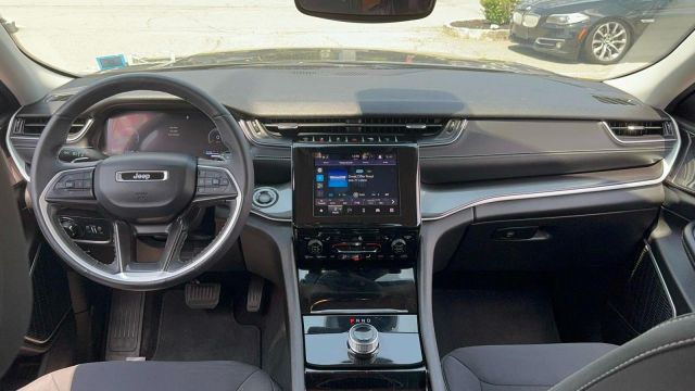 2022 Jeep Grand Cherokee L Laredo 4x4