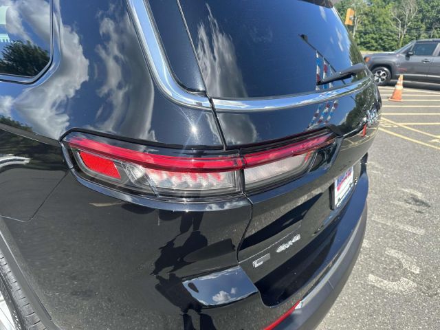 2022 Jeep Grand Cherokee L Laredo 4x4