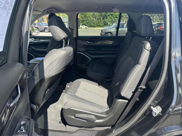 2022 Jeep Grand Cherokee L Laredo 4x4