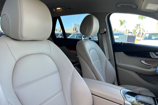 2022 Mercedes-Benz GLC GLC 300 2022 Mercedes-Benz GLC GLC 300