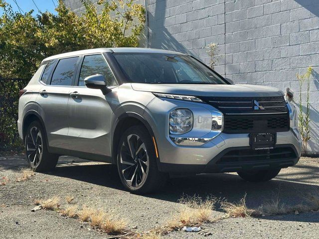 2022 Mitsubishi Outlander ES