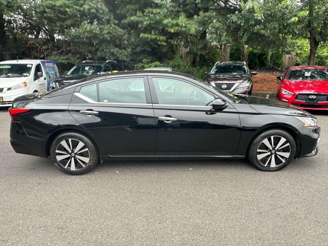 2022 Nissan Altima 2.5 SV Sedan