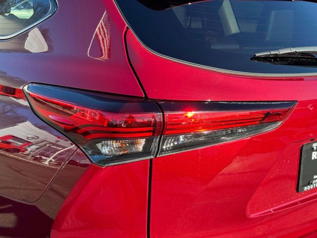 2022 Toyota Highlander Hybrid XLE AWD (Natl)