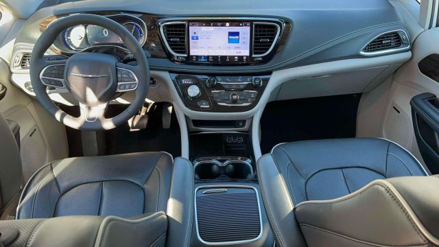 2023 Chrysler Pacifica Hybrid Limited FWD 2023 Chrysler Pacifica Hybrid Limited FWD