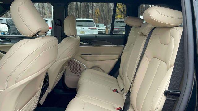 2023 Jeep Grand Cherokee Limited 4x4 2023 Jeep Grand Cherokee Limited 4x4