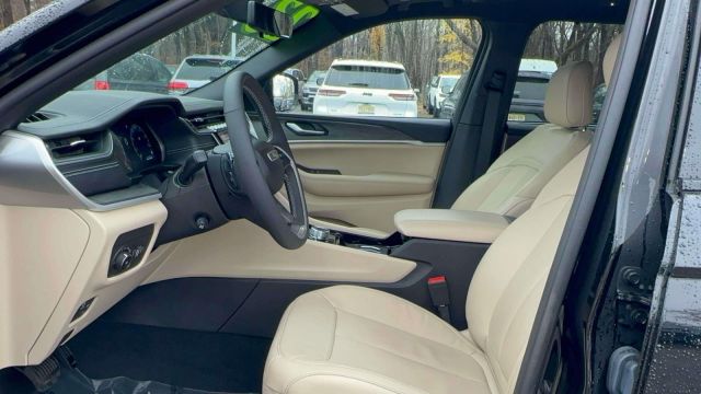 2023 Jeep Grand Cherokee Limited 4x4 2023 Jeep Grand Cherokee Limited 4x4