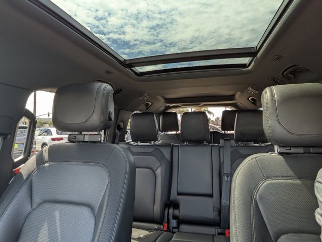 2023 Land Rover Defender 130 X-Dynamic SE 2023 Land Rover Defender 130 X-Dynamic SE