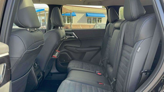 2023 Mitsubishi Outlander PHEV SE