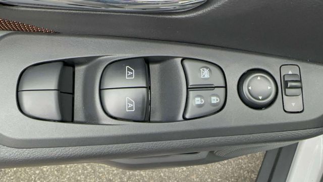 2023 Nissan Kicks SR FWD