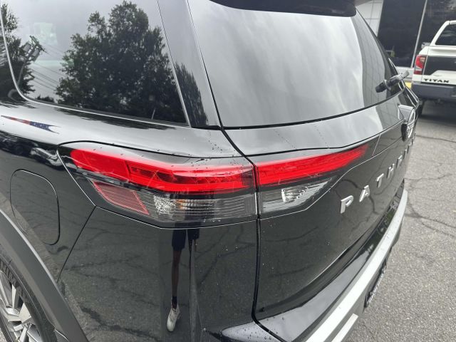 2023 Nissan Pathfinder SL 4WD