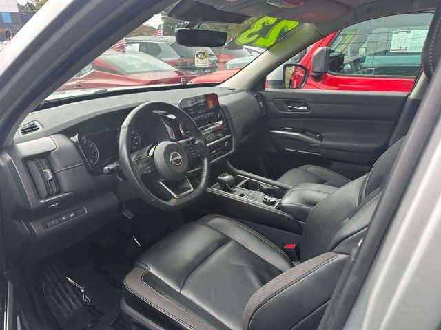 2023 Nissan Pathfinder SL