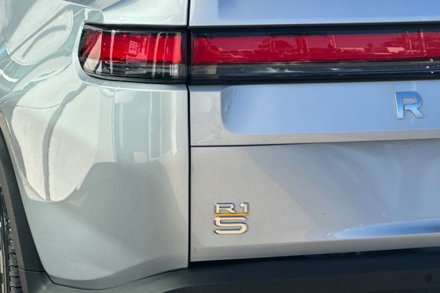 2023 Rivian R1S Adventure 2023 Rivian R1S Adventure