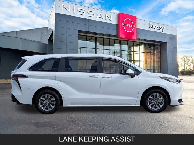 2023 Toyota Sienna LE 2023 Toyota Sienna LE