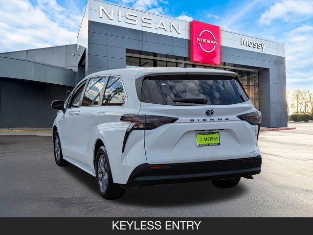 2023 Toyota Sienna LE 2023 Toyota Sienna LE