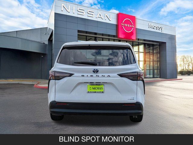 2023 Toyota Sienna LE 2023 Toyota Sienna LE