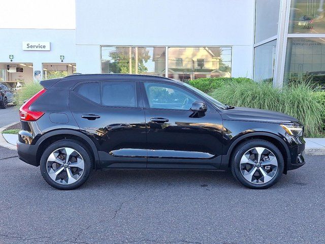 2023 Volvo XC40 Plus Dark Theme