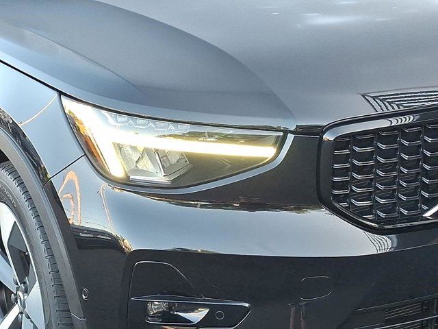 2023 Volvo XC40 Plus Dark Theme