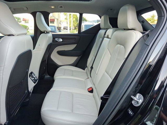 2023 Volvo XC40 Plus Dark Theme