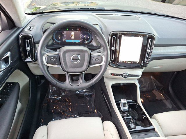 2023 Volvo XC40 Plus Dark Theme