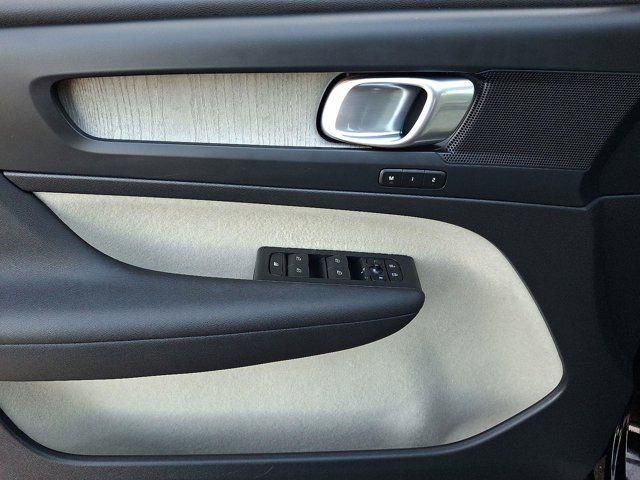 2023 Volvo XC40 Plus Dark Theme