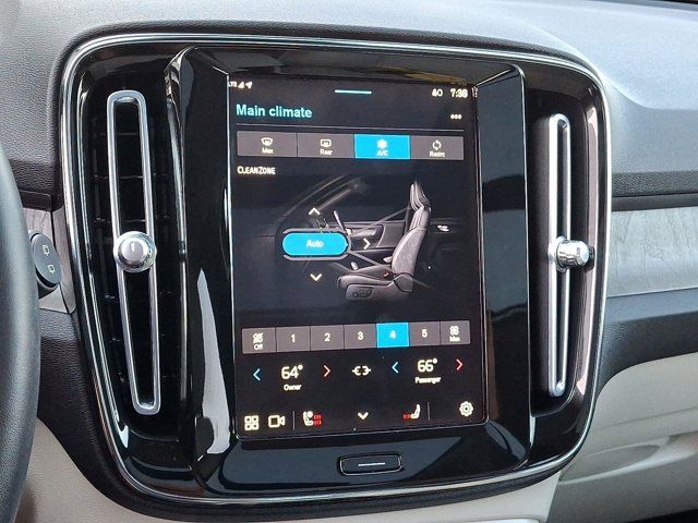 2023 Volvo XC40 Plus Dark Theme