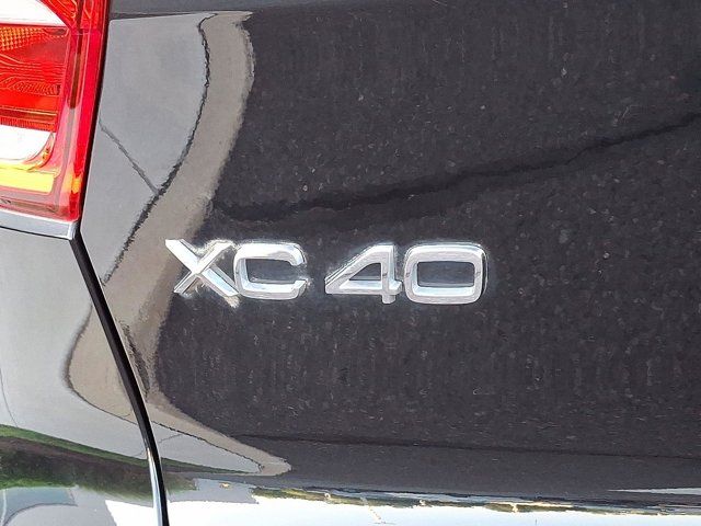 2023 Volvo XC40 Plus Dark Theme