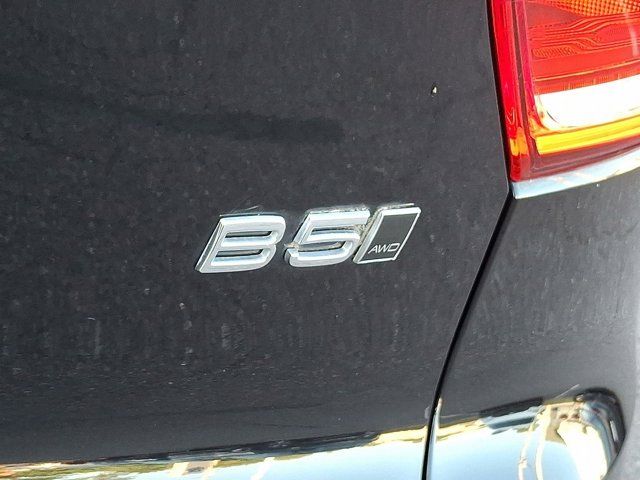 2023 Volvo XC40 Plus Dark Theme