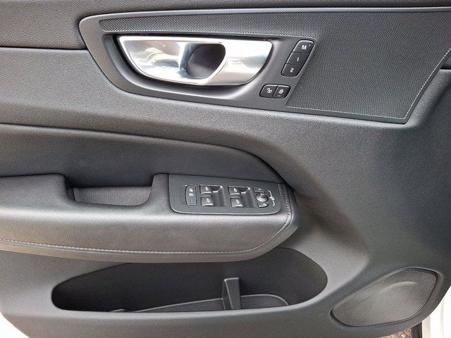 2023 Volvo XC60 Plus Bright Theme