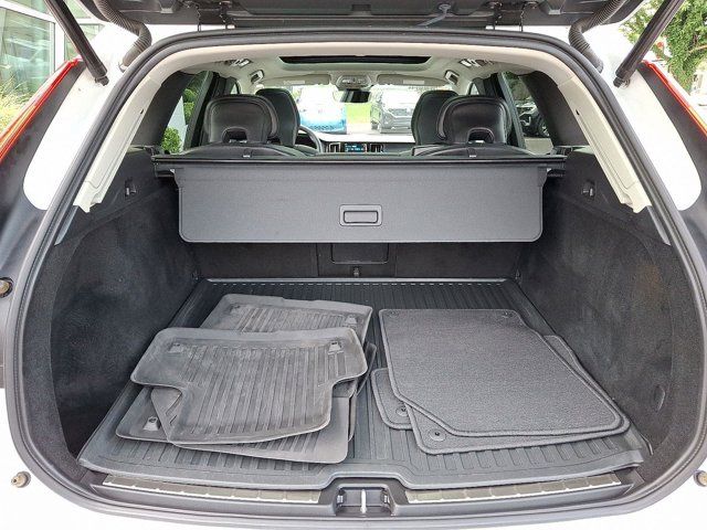 2023 Volvo XC60 Plus Bright Theme