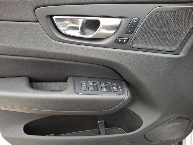 2023 Volvo XC60 Plus Bright Theme