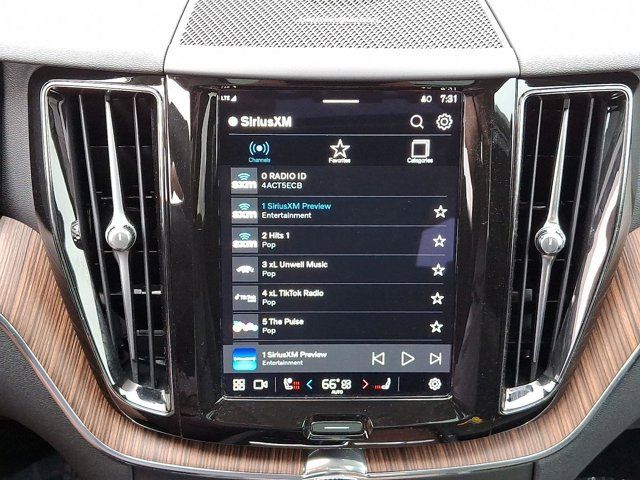 2023 Volvo XC60 Plus Bright Theme