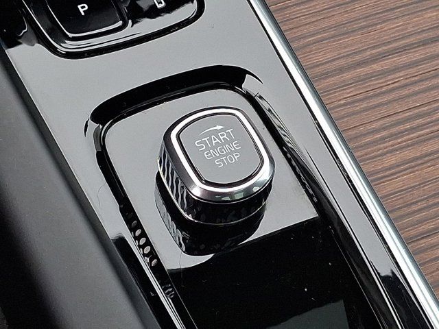 2023 Volvo XC60 Plus Bright Theme