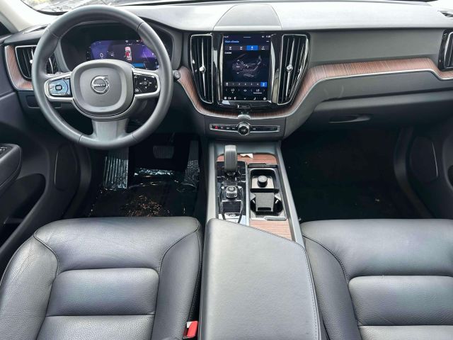 2023 Volvo XC60 B5 AWD Plus Bright Theme