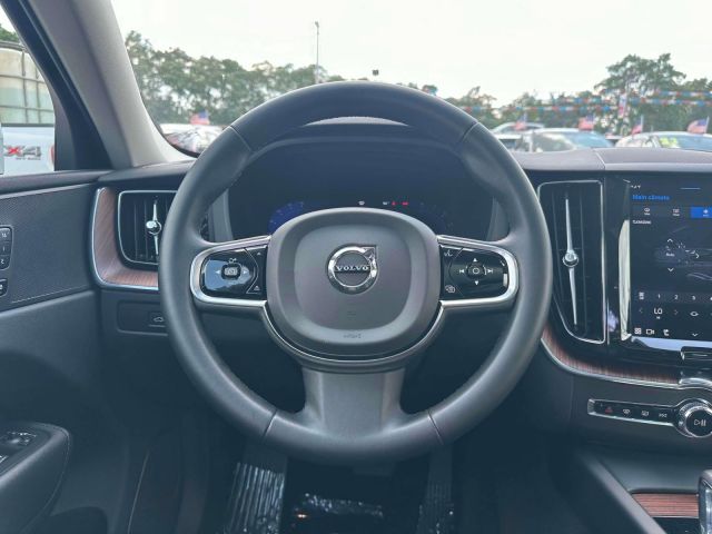 2023 Volvo XC60 B5 AWD Plus Bright Theme