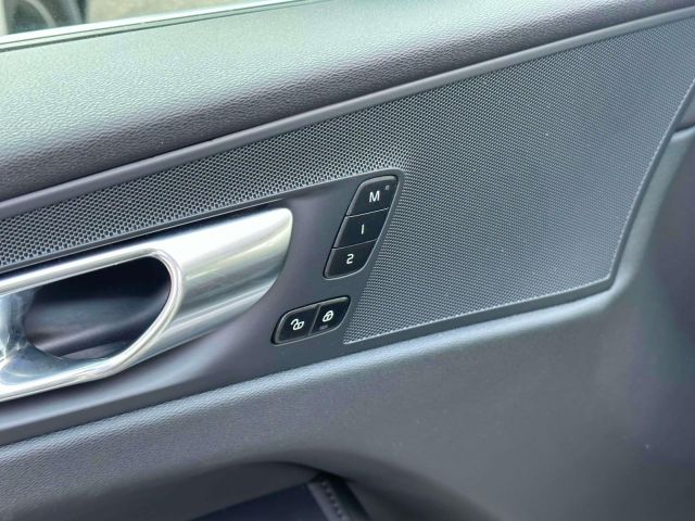 2023 Volvo XC60 B5 AWD Plus Bright Theme