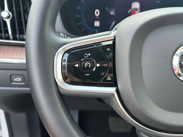 2023 Volvo XC60 B5 AWD Plus Bright Theme