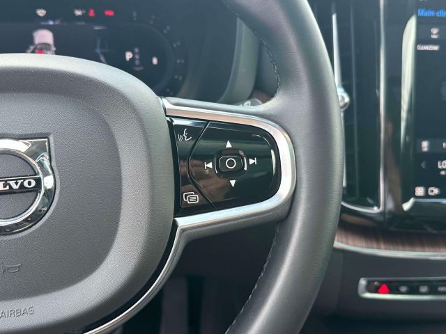 2023 Volvo XC60 B5 AWD Plus Bright Theme