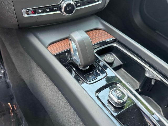 2023 Volvo XC60 B5 AWD Plus Bright Theme