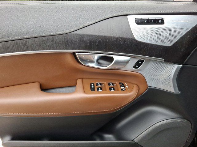 2023 Volvo XC90 Recharge Plug-In Hybrid Ultimate Dark Theme