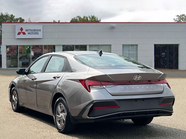 2024 Hyundai Elantra SE IVT