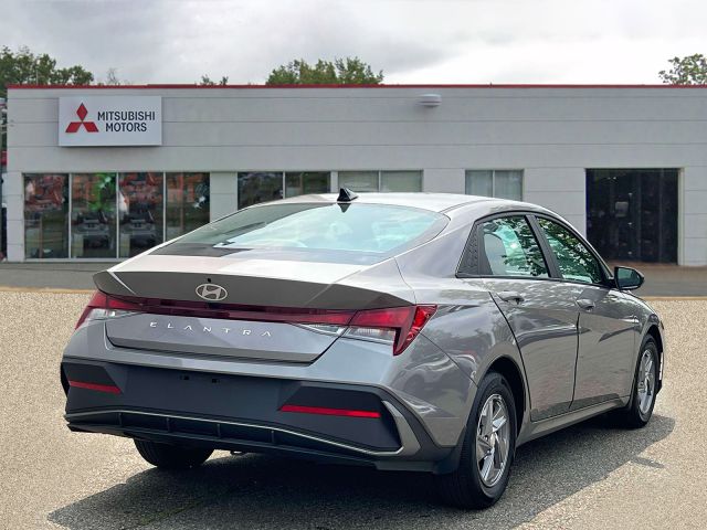 2024 Hyundai Elantra SE IVT